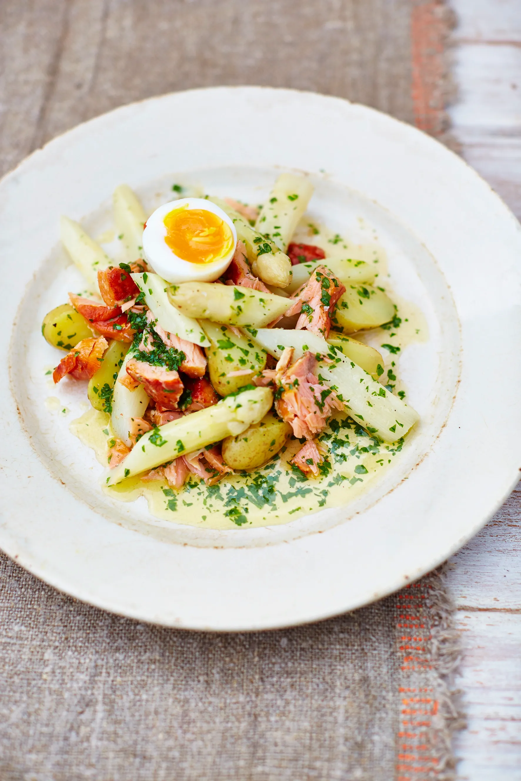 Asparagus with warm smoked salmon